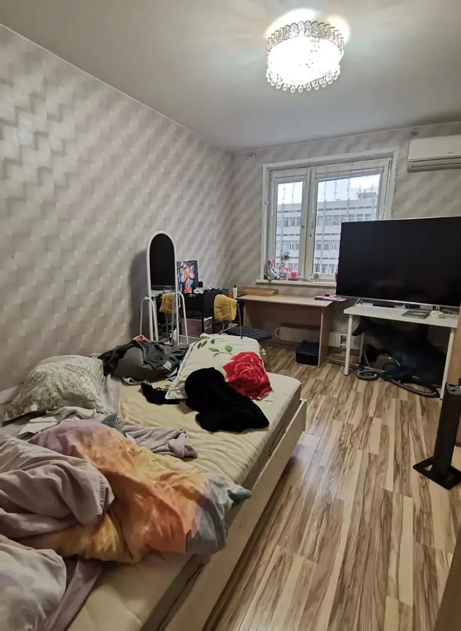 До уборки: спальни в двухкомнатной квартире